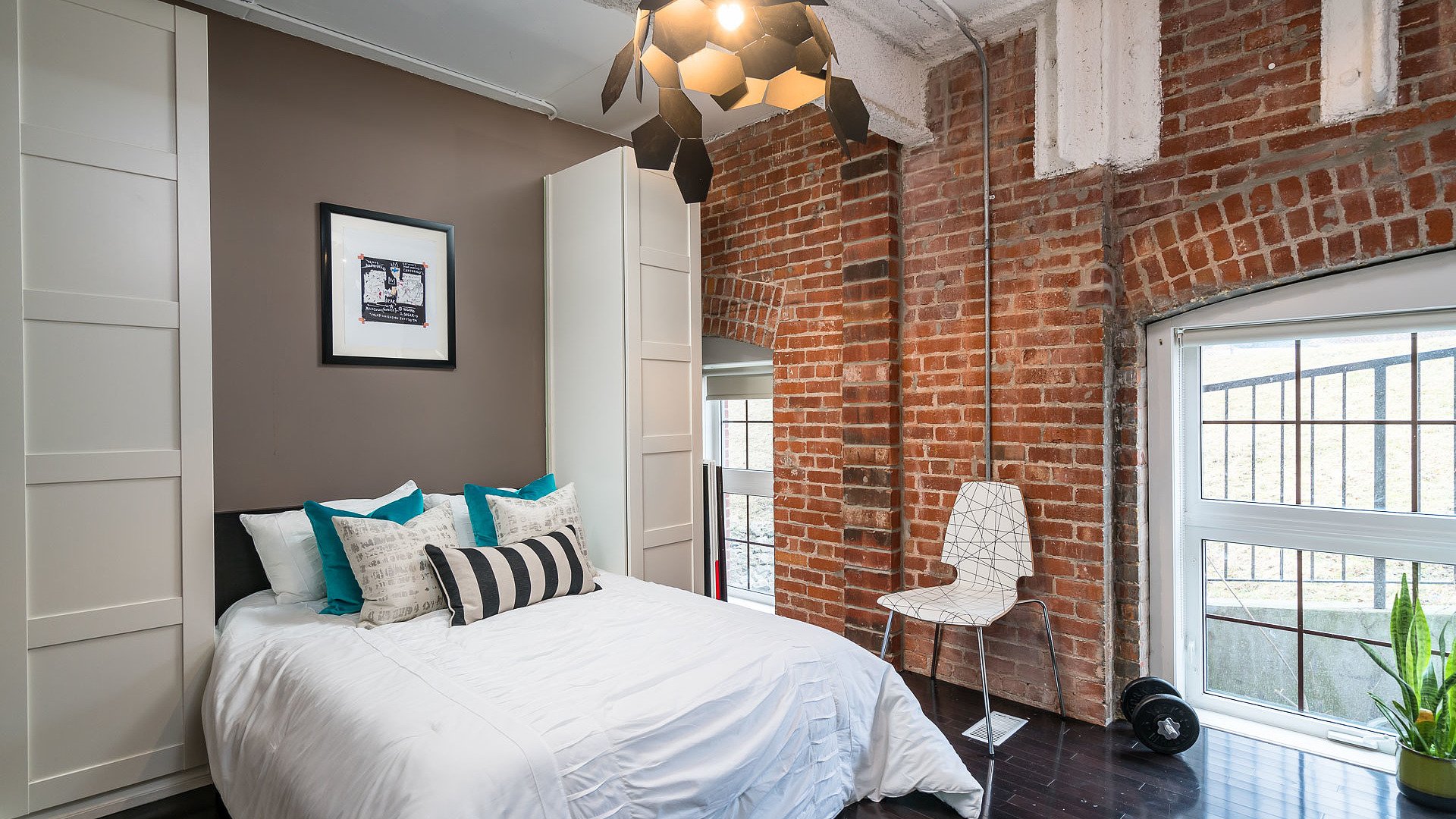 Кирпичная спальня — 150 фото эксклюзивного дизайна спальни с кирпичными стенами