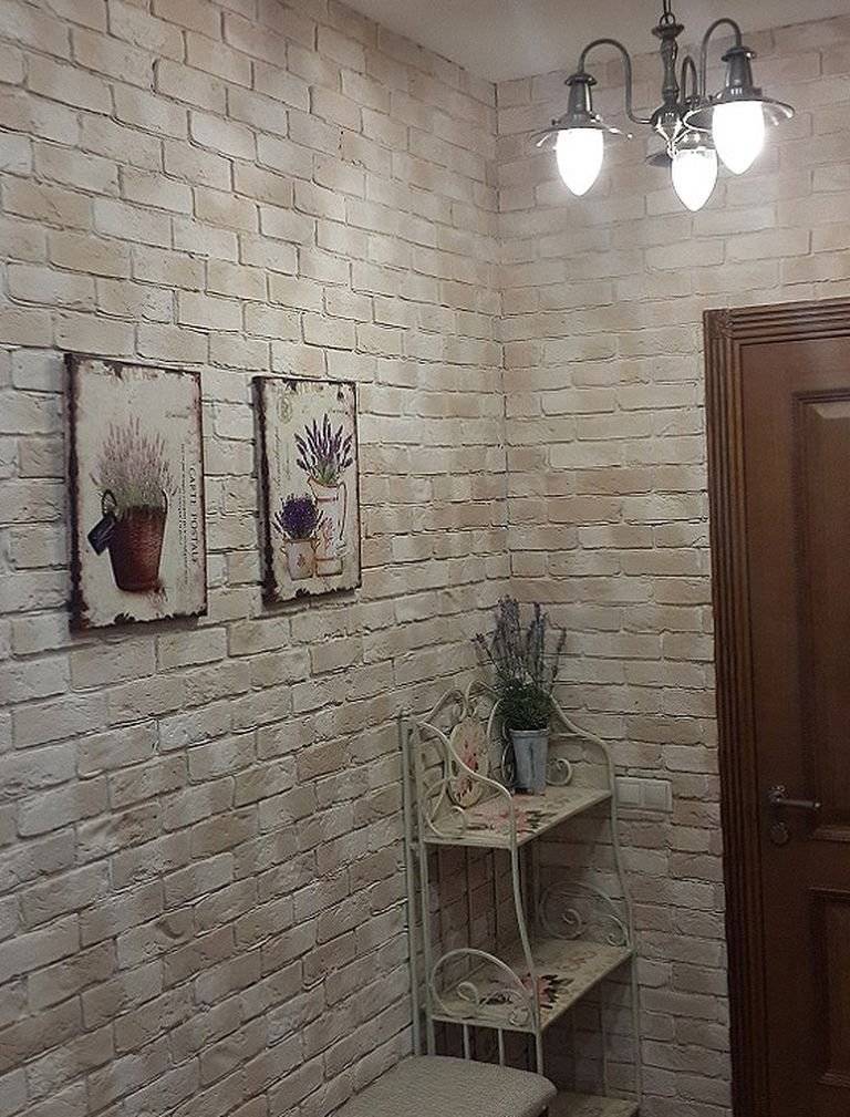 Варианты декоративного камня и отделка коридора