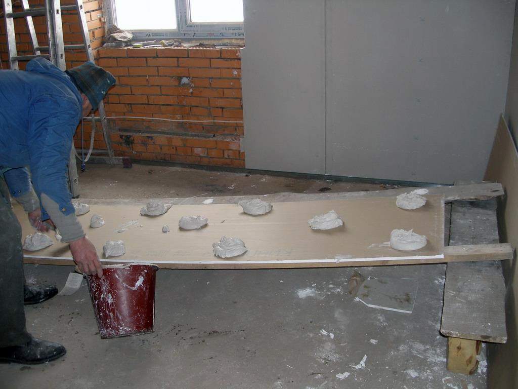 Выравнивание стен гипсокартоном без каркаса, как выровнять стенки гкл своими руками: инструкция, фото и видео-уроки