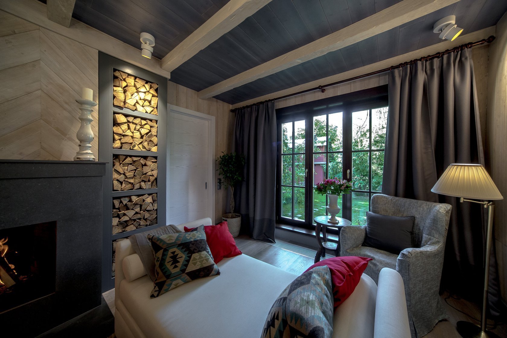 Гостиная в стиле шале – фото интерьера в загородном доме с камином и в квартире