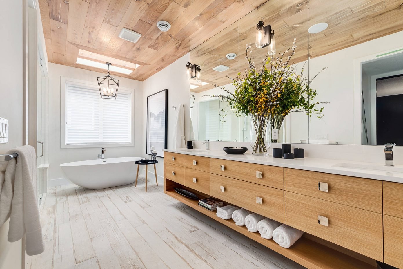 Ванная комната в деревянном доме: пол, стены, потолок + фото