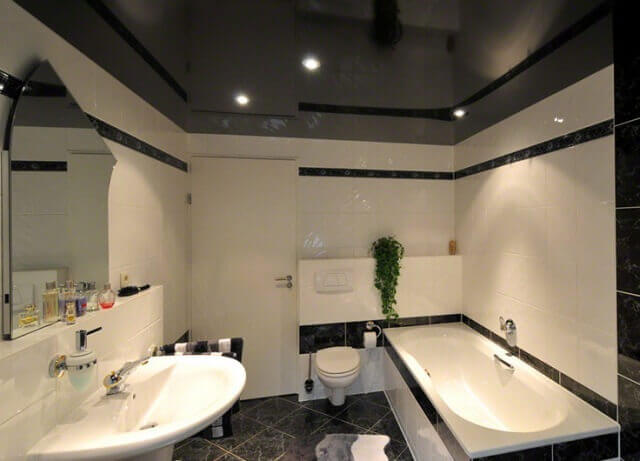 Какой потолок лучше сделать в ванной комнате?