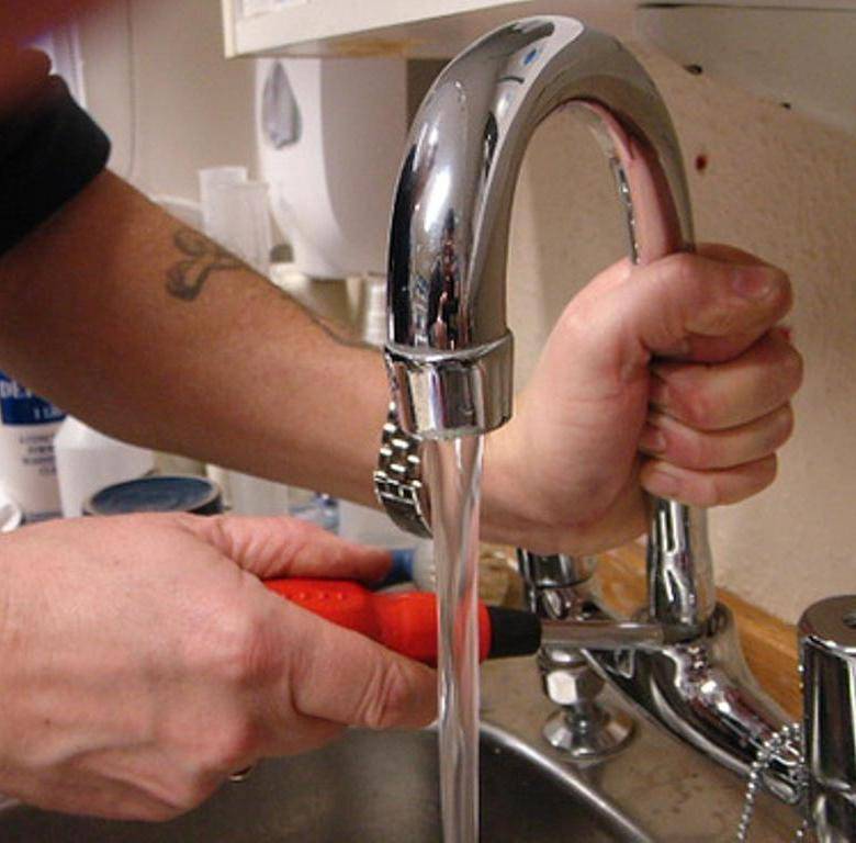 Подробная инструкция по замене крана на кухне и в ванной своими руками