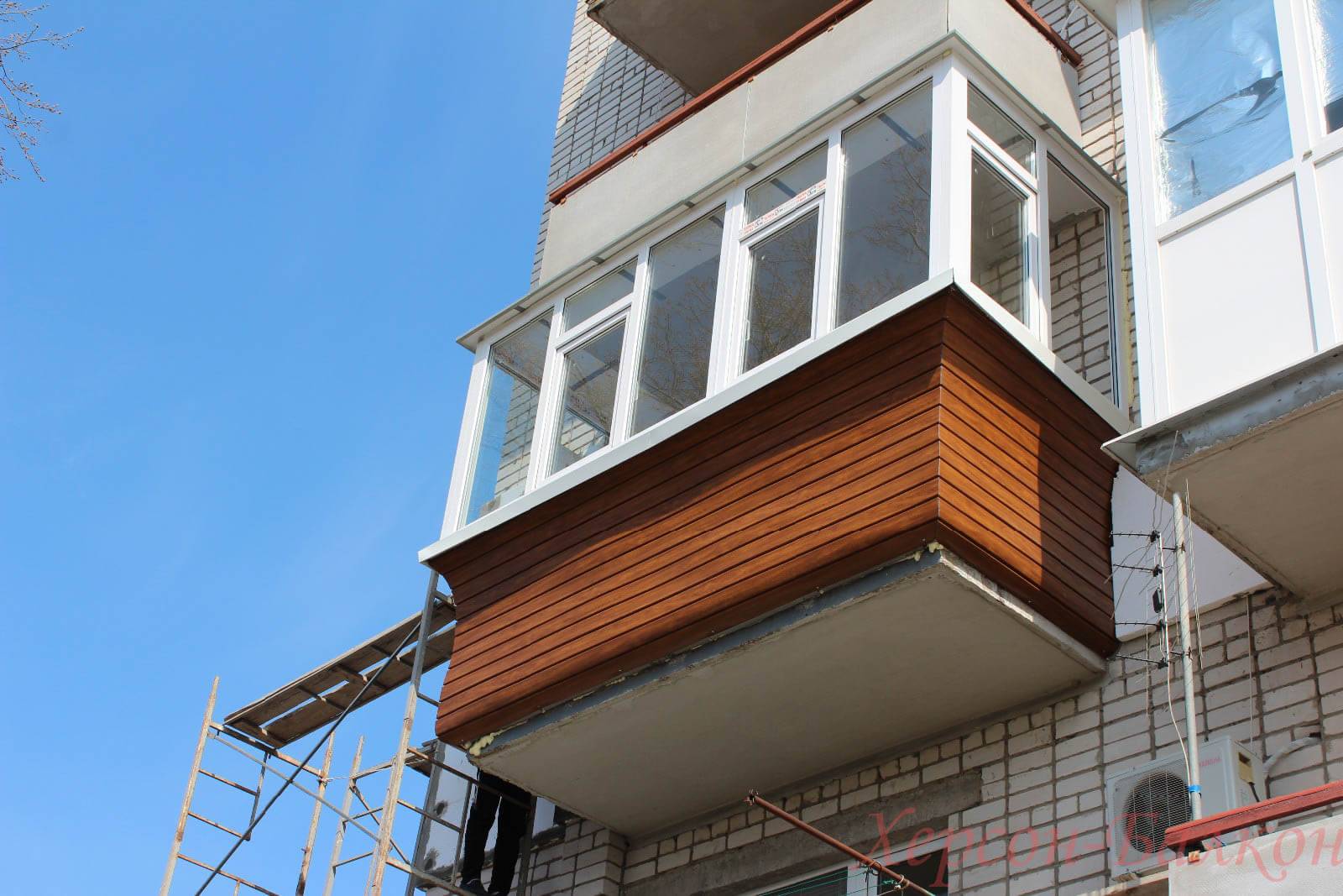 Как застеклить балкон пластиковыми окнами — освещаем по порядку