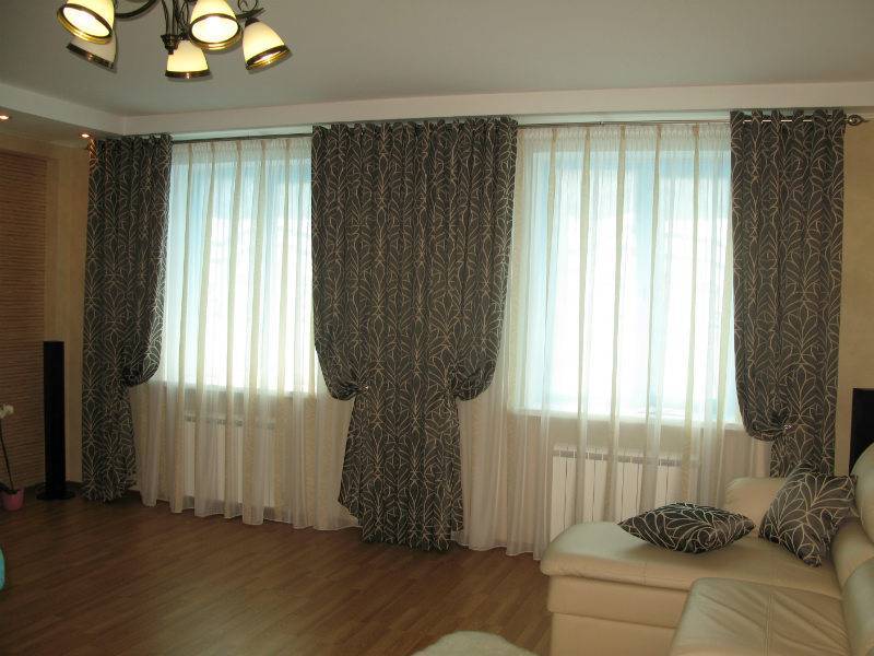 Дизайн штор для комнат с простенком между двумя окнами