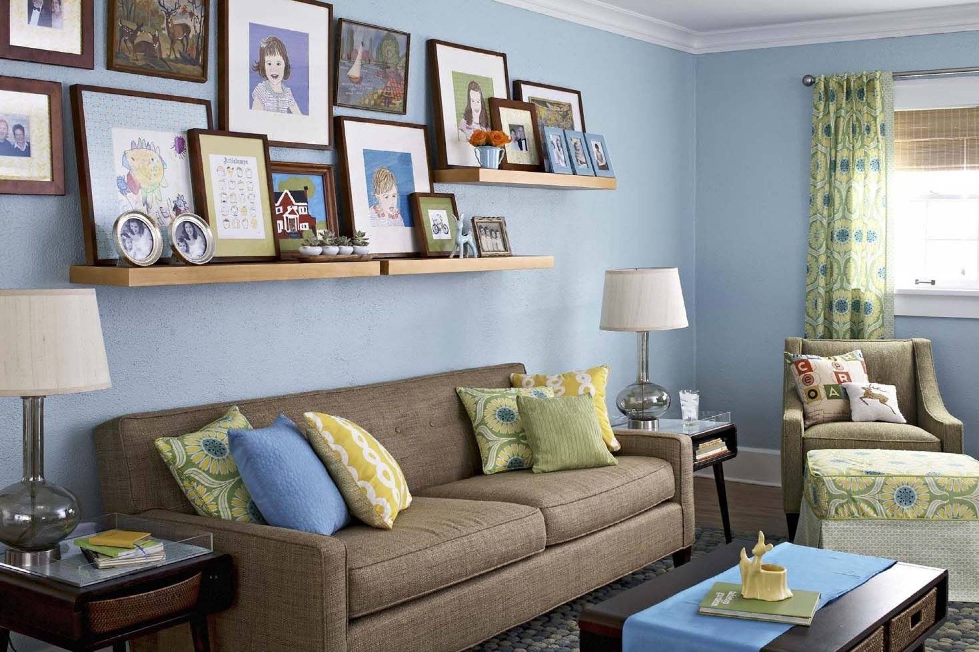 Как оформить стену в гостиной над диваном, декорировать полками и панно, что повесить
 - 37 фото