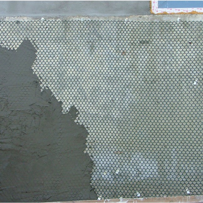 Как штукатурить с сеткой правильно, к примеру с армированной, металлической, полимерной, из стекловолокна, а также отделка стен составом на гипсовой основе
