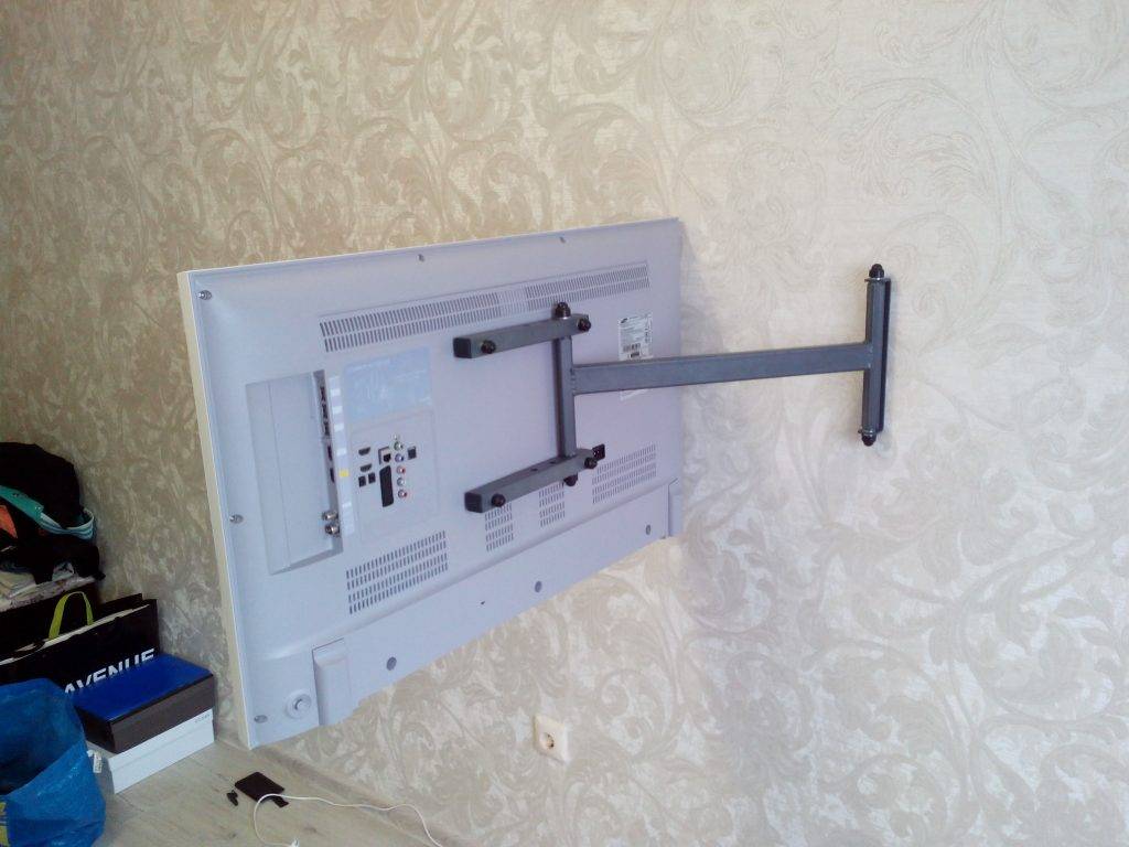 Как правильно повесить телевизор на стену в зал, кухню, спальню, высота от пола