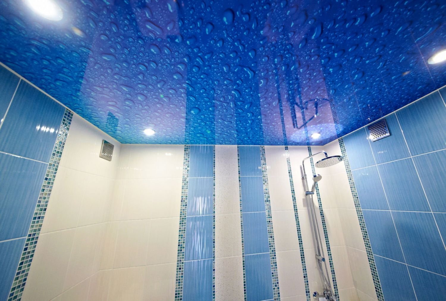 Какой потолок лучше сделать в ванной: сравнение материалов