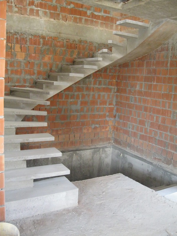 Рассмотрим как правильно сделать бетонную лестницу
