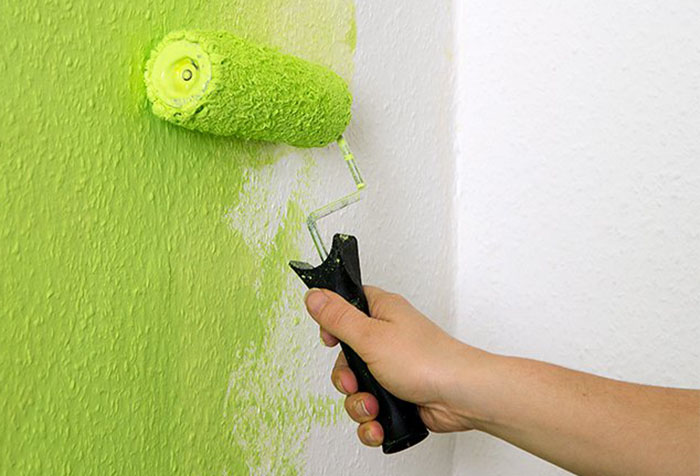 Как правильно клеить стеклообои на стены под покраску — изучаем тщательно