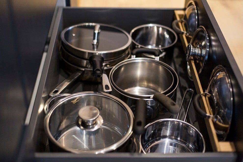 Как хранить крышки от кастрюль и сковородок: 10 способов