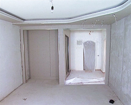 Спальня с гардеробной небольшого размера: угловая планировка в современном стиле
 - 26 фото