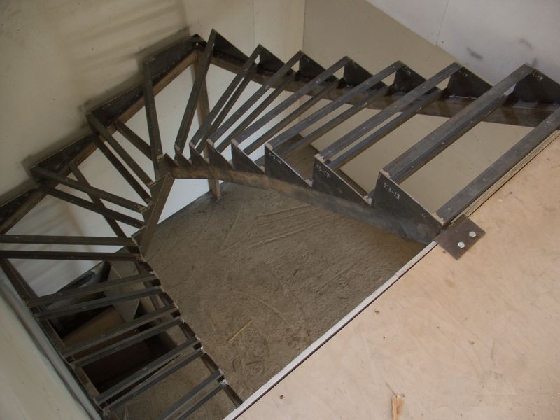 Монтаж деревянных ступеней на металлический каркас - о нюансах в строительных работах