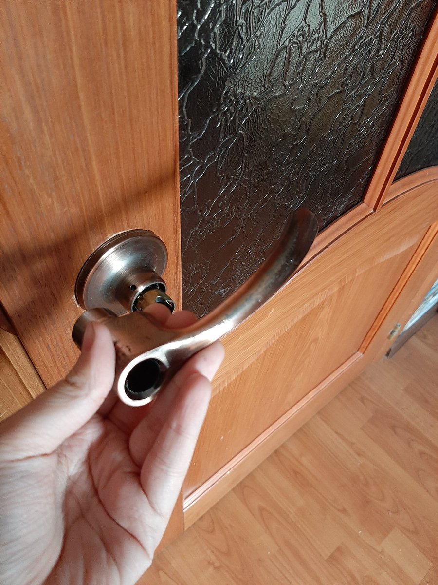 Как открыть дверь, если сломалась ручка и починить ее