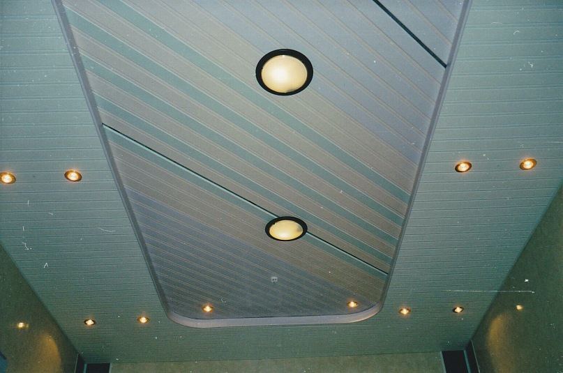 Реечный алюминиевый потолок: подвесные потолочные рейки, технические характеристики, монтаж потолка из алюминиевых профилей, установка потолка из алюминия