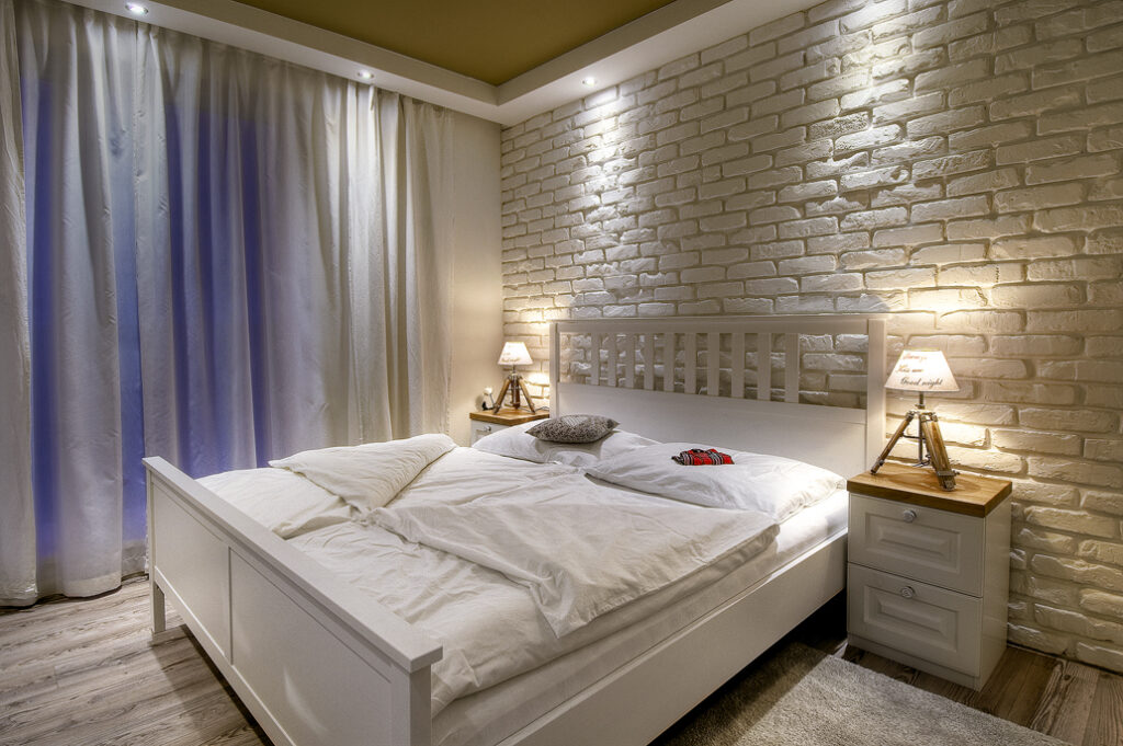 Стена из декоративного кирпича в интерьере спальни фото