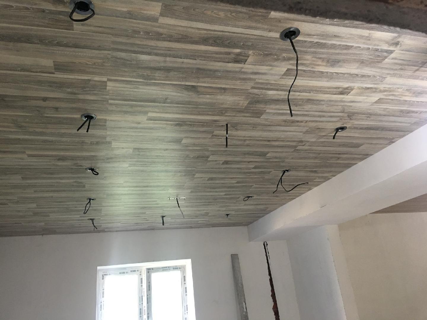 Реализация потолка из ламината – просто и красиво