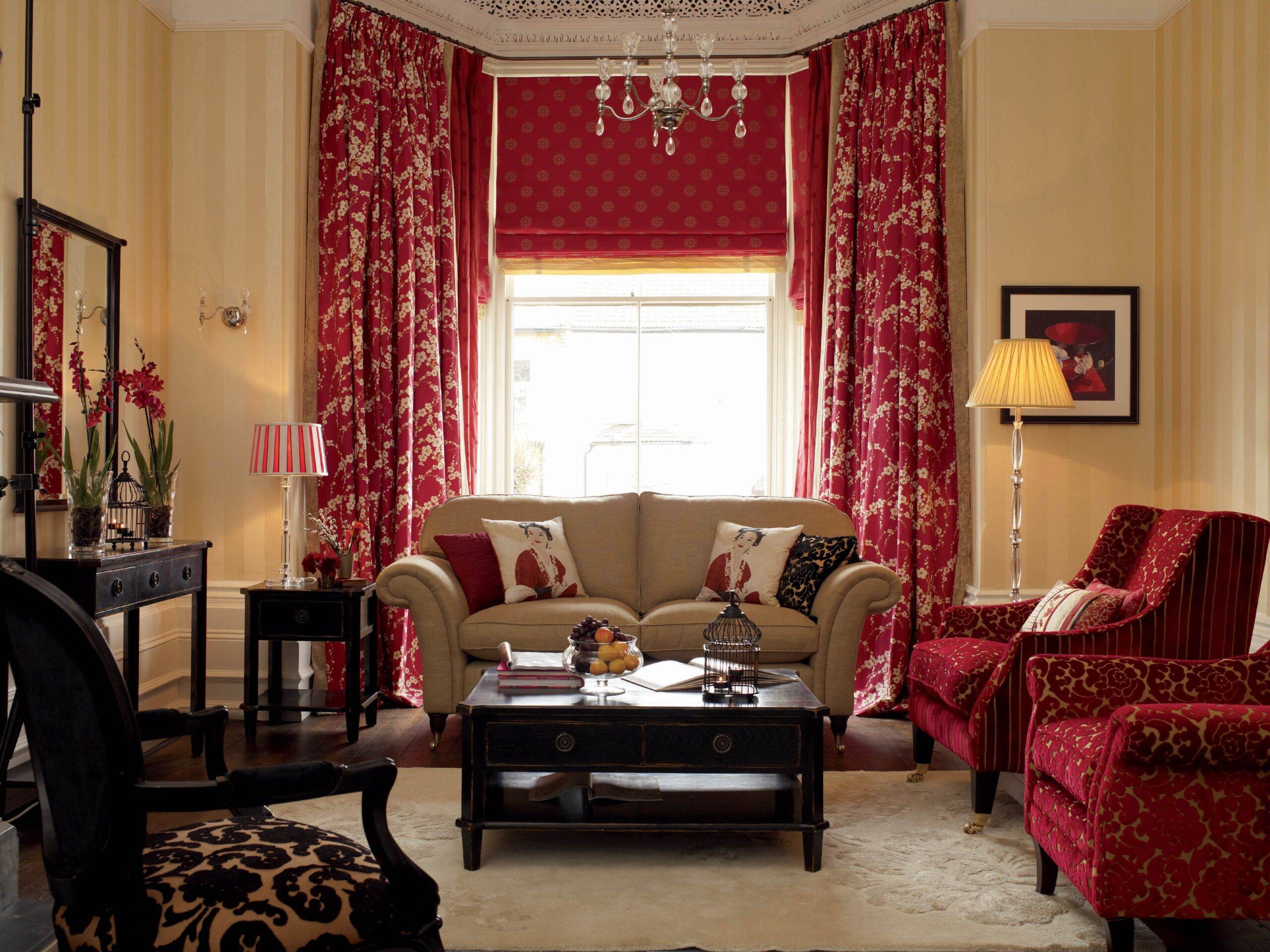 Красные шторы в интерьере гостиной с диваном: с каким цветом сочетается красный занавес 
 - 32 фото