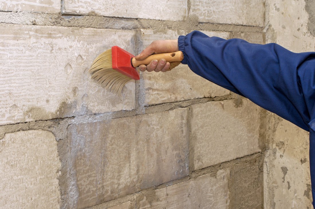 Зачем грунтовать стены: перед поклейкой обоев, покраской и шпаклевкой