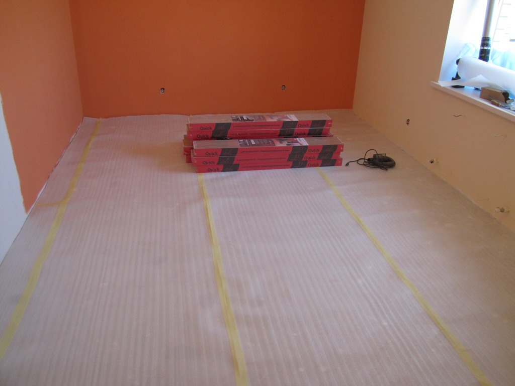 Укладка ламината на бетонный пол с подложкой: как уложить и выбор клея?