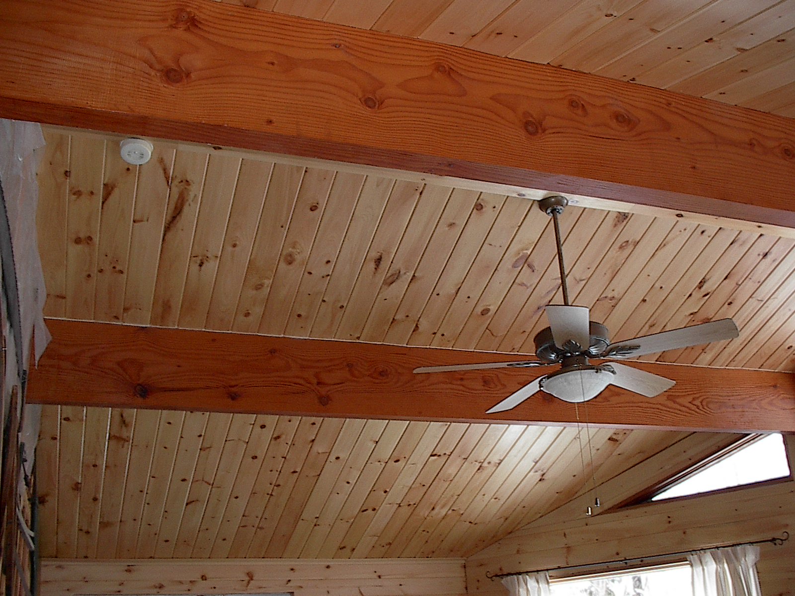 Потолок на даче своими руками чем обшить, отделать и утеплить зимой, дизайн деревянного гкл из фанеры, обои на подвесную конструкцию из мдф