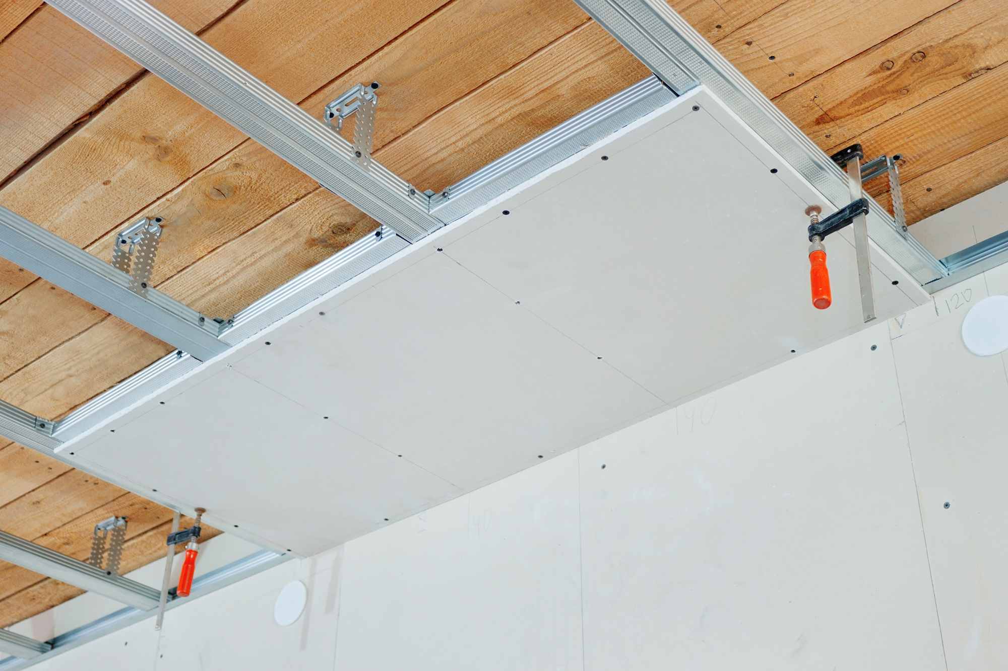 Потолок из гипсокартона в деревянном доме: как обшить, крепление в частном и отделка