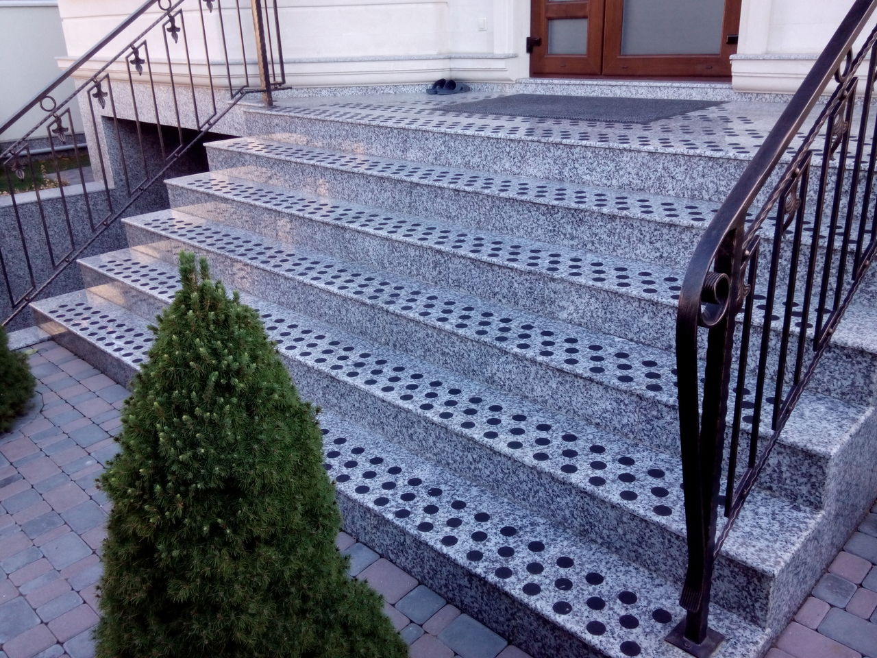 Ступени для уличных лестниц: резиновое покрытие на улице, коврики для .