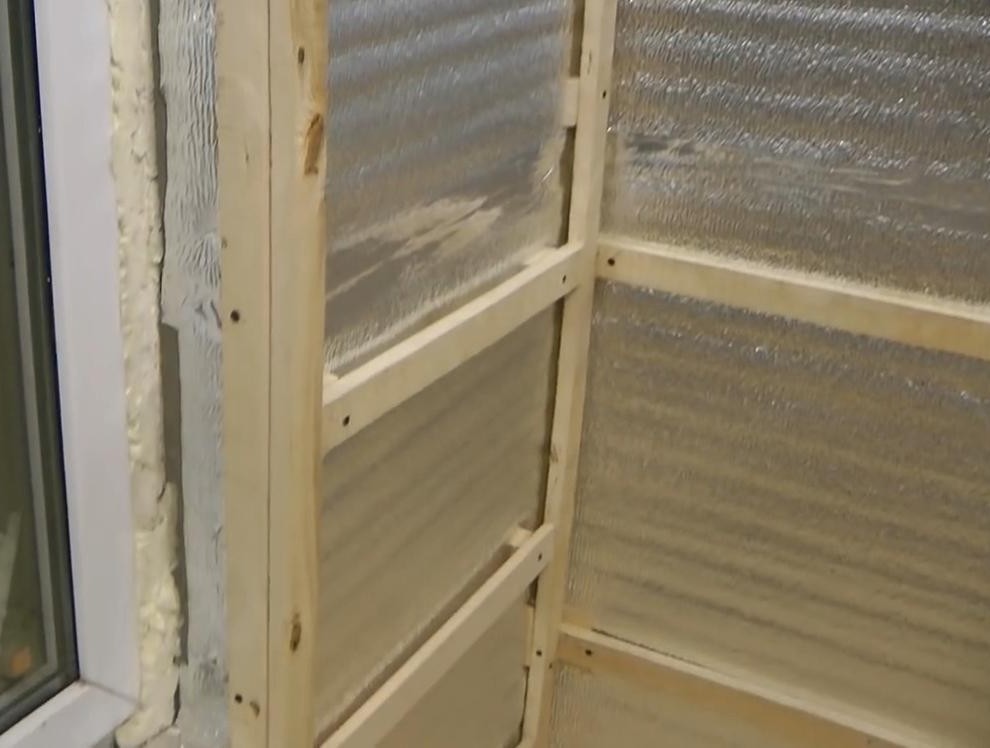 Отделка балкона пластиковыми панелями своими руками: обрешетка, утепление, монтаж