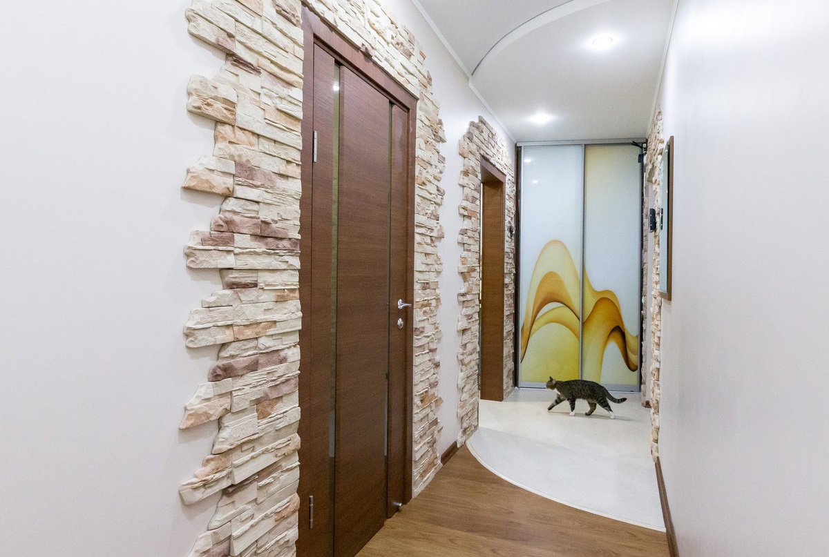 Декоративные кирпичики на стену в коридоре и прихожей: отделка под кладку, имитация
 - 26 фото