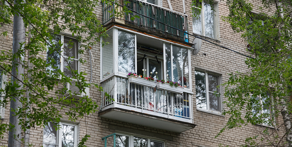 В петербурге жителям хрущевок велели убрать остекление с балконов