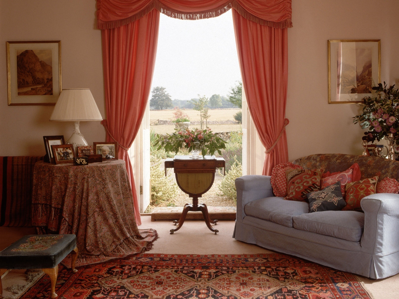 Красные шторы в интерьере: фото с примерами для гостиной, спальни, кухни