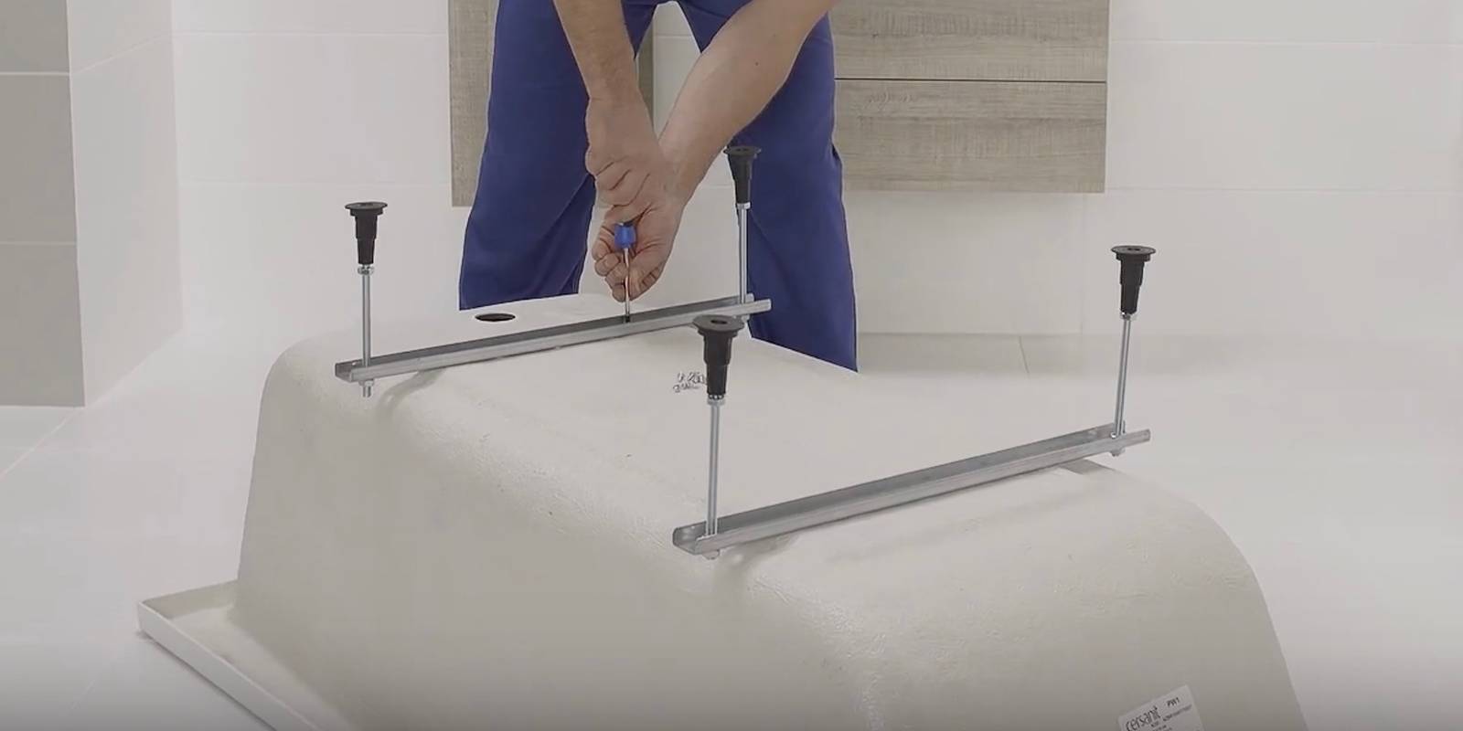 Как правильно установить новую чугунную ванну на ножки или кирпичи своими руками?