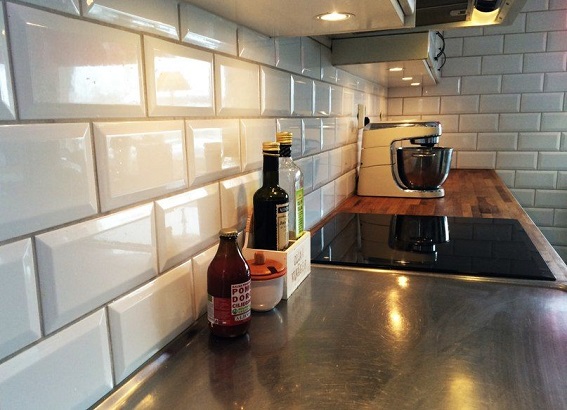 Кирпичная стена в интерьере кухни – дизайн в интерьере кухни с кирпичной стеной, отделка стен под кирпичкухня — вкус комфорта