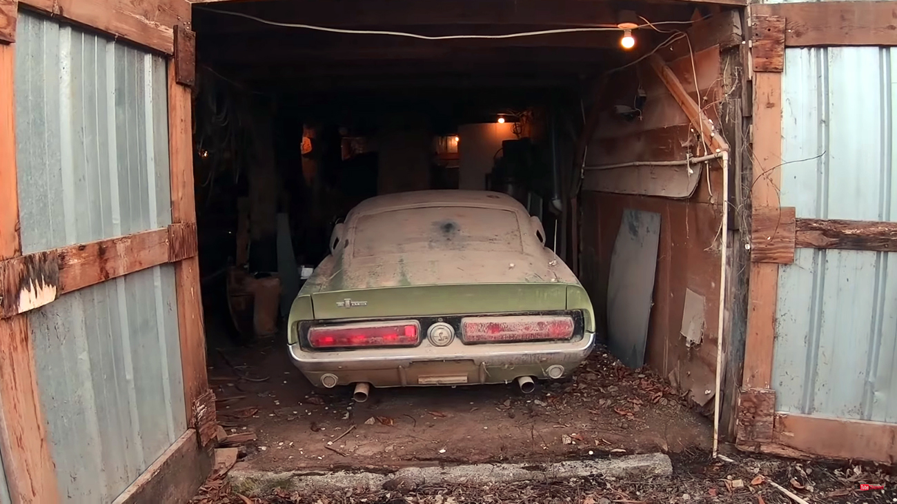 Заброшенный автомобиль в гараже
