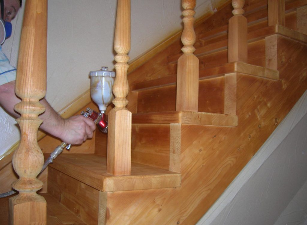 Покраска лестницы из сосны своими руками