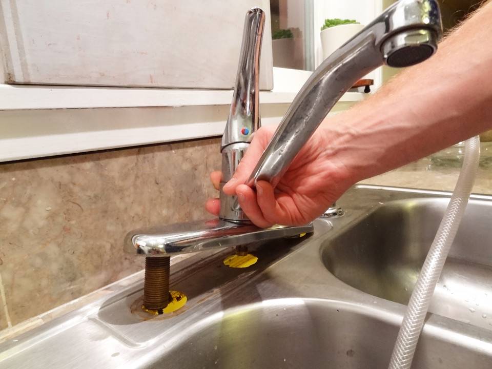 Как поменять смеситель на кухне своими руками в 3 шага