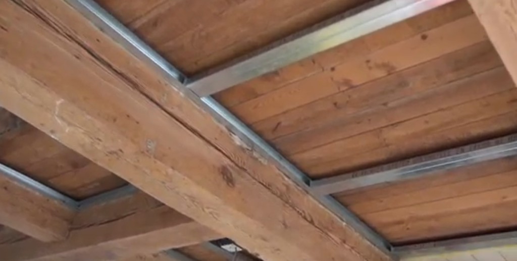 Особенности отделки потолка гипсокартоном в деревянном доме