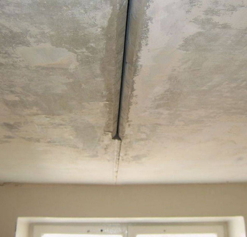 Как заделать щель между плитами на потолке, заровнять швы
