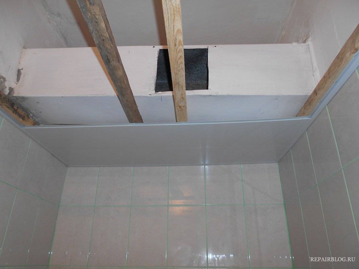 Как сделать потолок в ванной из панелей. Потолок в ванной из пластиковых панелей. Монтаж пластикового потолка в ванной. Потолок из пластиковых панелей. Пластиковый потолок в ванной.