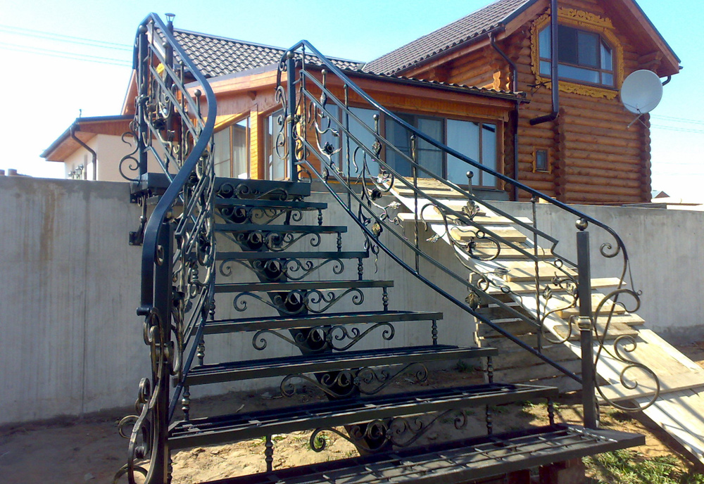 Кованые лестницы в доме, особенности и достоинства конструкции, что влияет на стоимость, критерии выбора - 16 фото