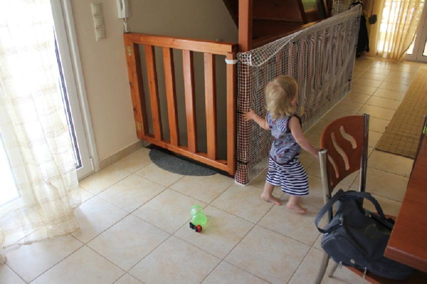 Ворота на лестницу для безопасности детей: виды, требования, способы изготовления