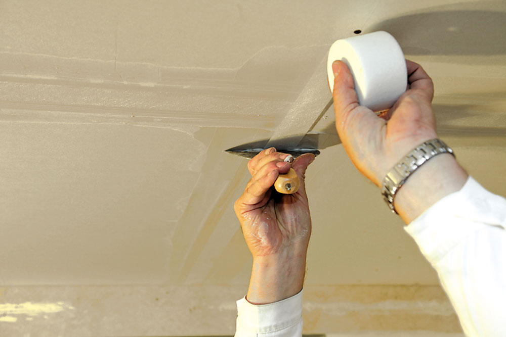 Как шпаклевать потолок под покраску своими руками (видео)