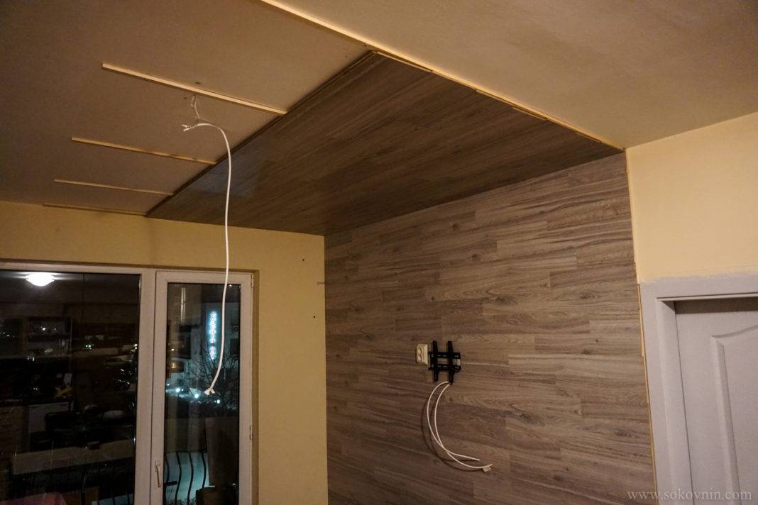 Ламинат на потолке в интерьере: инструкция как крепить своими руками, дизайн, видео и фото