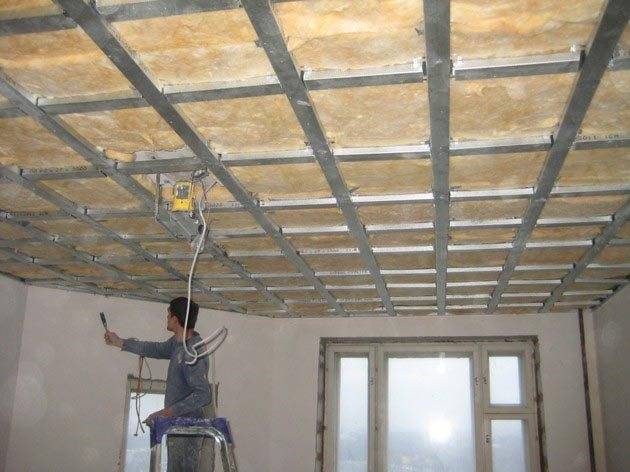 Как сделать потолок в деревянном доме своими руками - крепление, обшивка и отделка