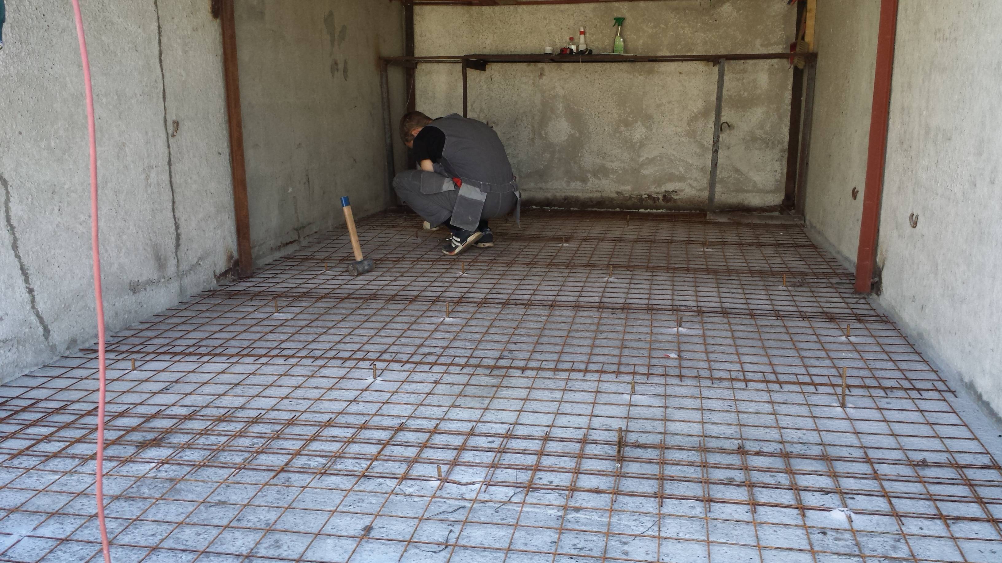 Разбираемся, как утеплить бетонный пол в гараже