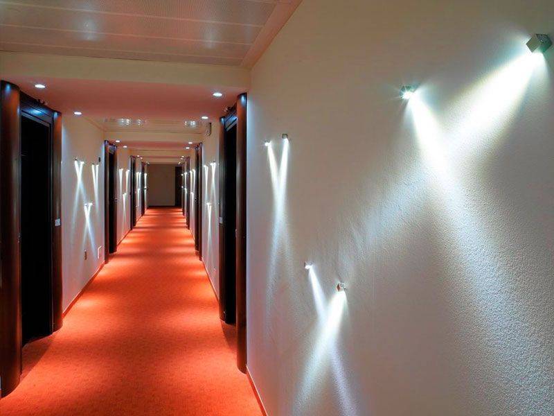 Освещение коридора – выбор светильников и правила размещения