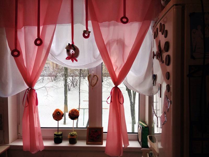 Советы новичкам: как оформить окно на кухне шторами, 30 фото