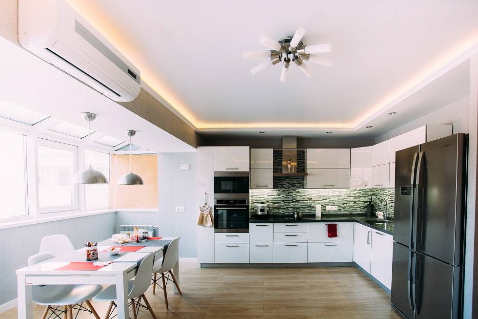 Дизайн потолка на кухне, виды: глянцевый, натяжной, варианты отделки навесного потолка 
 - 49 фото