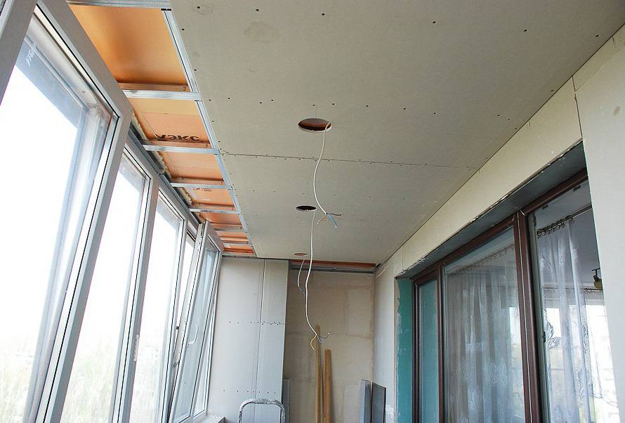 Натяжной потолок на балконе и лоджии: можно ли сделать, плюсы и минусы зимой, тканевые, пвх фото